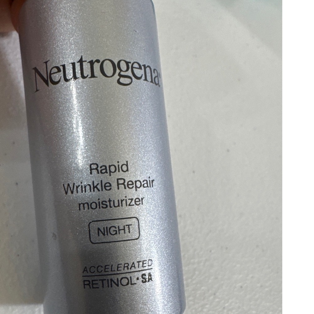 Neutrogena Rapid Wrinkle Repair Night Moisturizer Accelerated Retinol SA 1 FL OZ - Picture 5 of 5